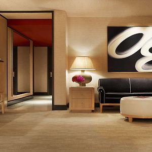 – Encore Resort Two Queens Two 2 Complimentary Awakening Sapphire Show Tickets